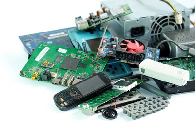 在白色背景、重用和回收概念上使用的损坏或旧电子产品